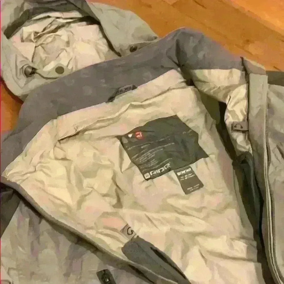 Women’s snowboarding jacket with detachable hoodie - Picture 5 of 7